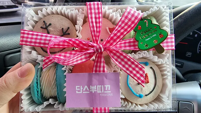 선물 포장된 마카롱 세트