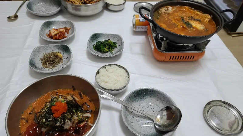 물회와 매운탕, 그리고 다양한 밑반찬