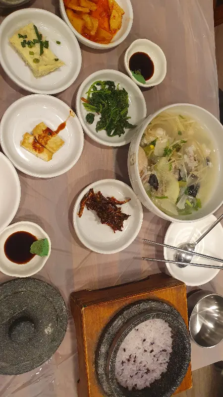 푸짐하게 차려진 한 상