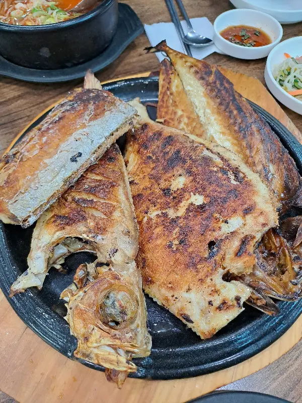 푸짐한 생선구이 한 상