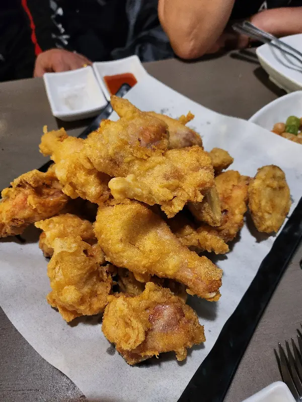 겉은 바삭하고 속은 촉촉한 후라이드 치킨