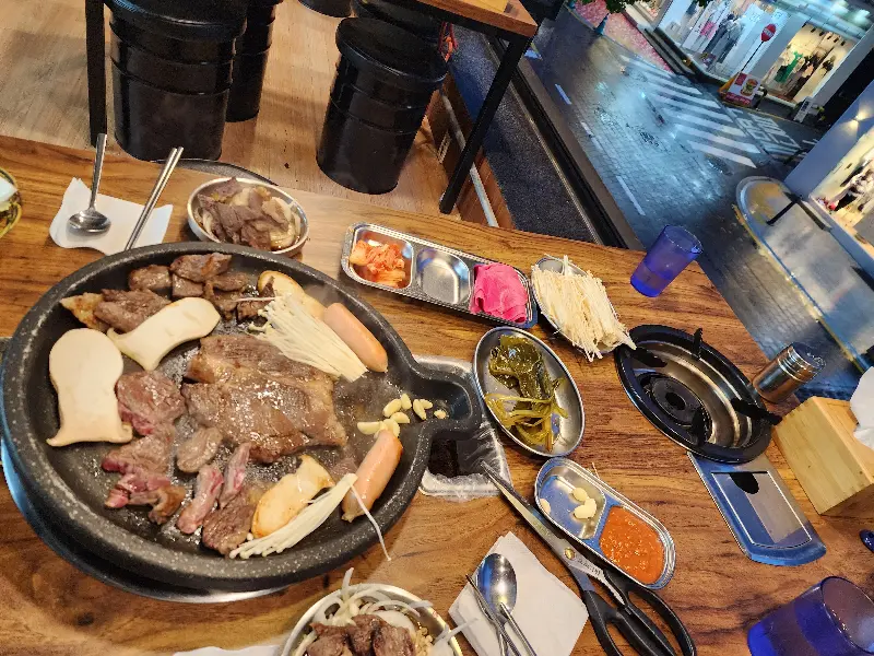 불판 가득 구워진 고기