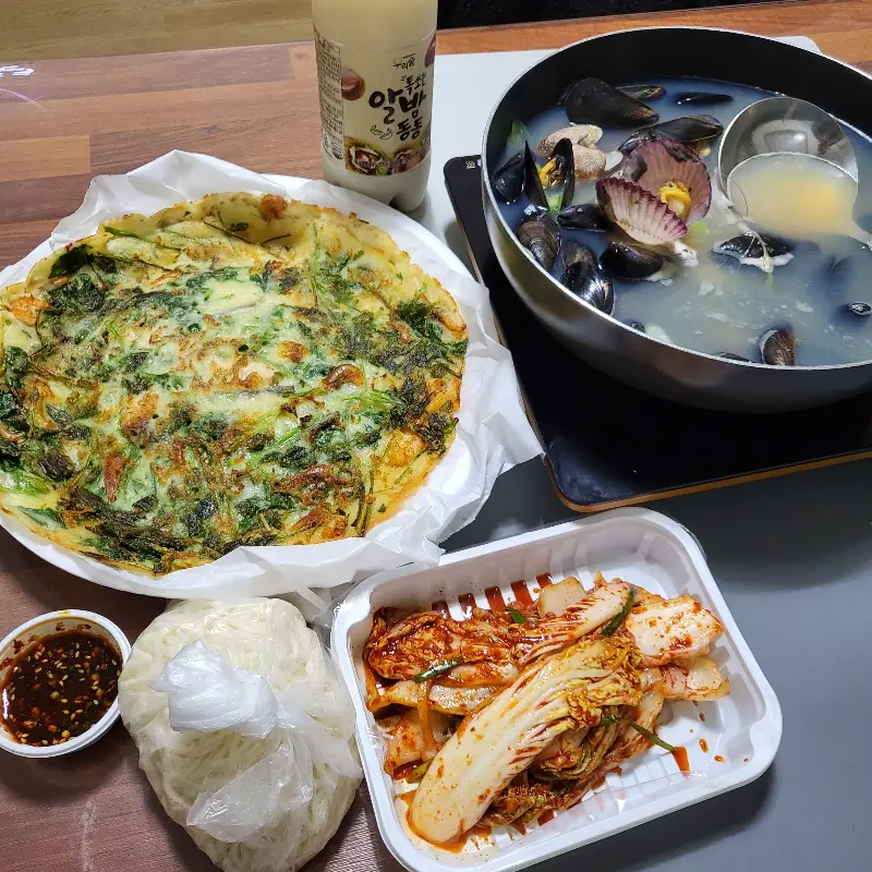 해물칼국수, 미나리전, 김치