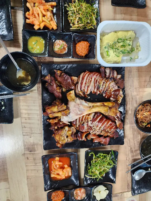 다양한 곁들임 메뉴와 족발 한 상