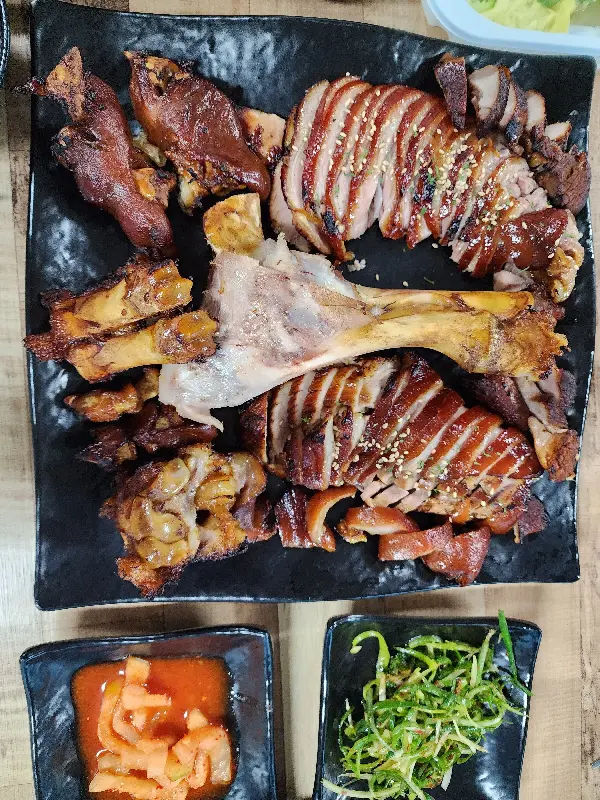 윤기가 흐르는 족발과 곁들임 메뉴