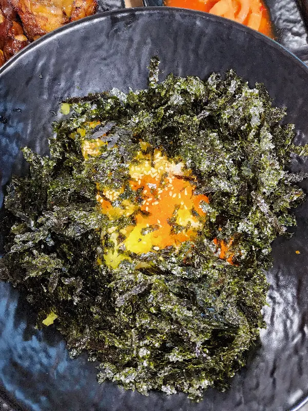 김가루와 계란 노른자가 올려진 주먹밥