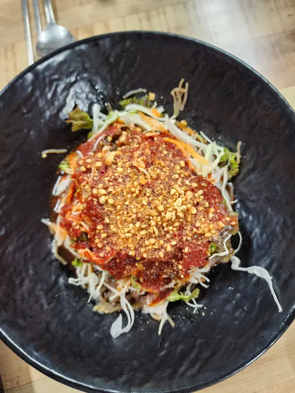 양념이 듬뿍 올려진 막국수