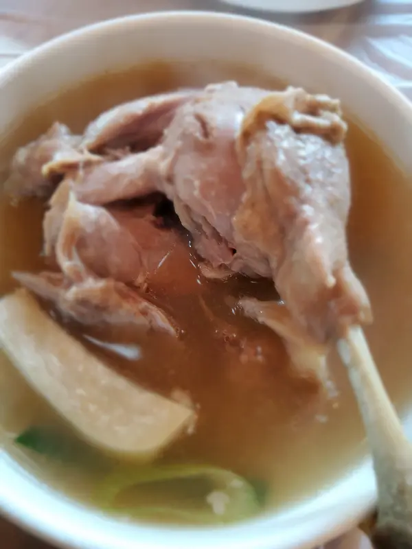 닭고기가 푹 삶아진 닭백숙