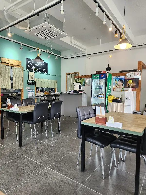 깔끔하고 넓은 매장 내부