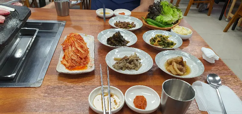 푸짐하게 차려진 밑반찬