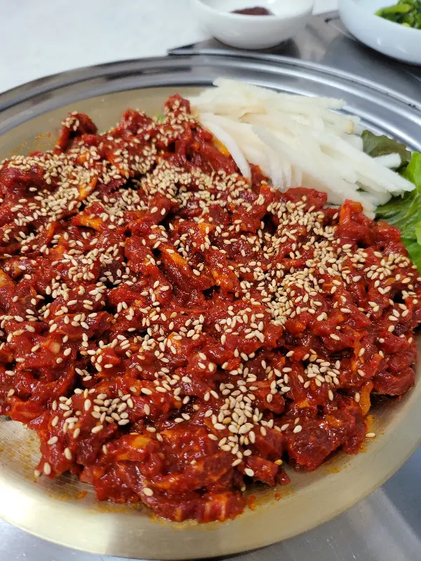 참깨가 듬뿍 뿌려진 육회의 자태