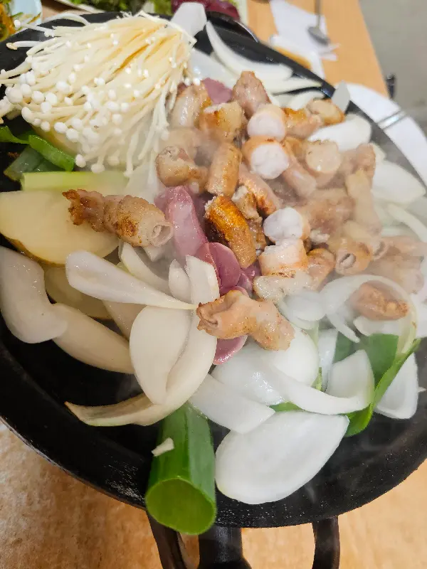 돌판 위 푸짐한 곱창