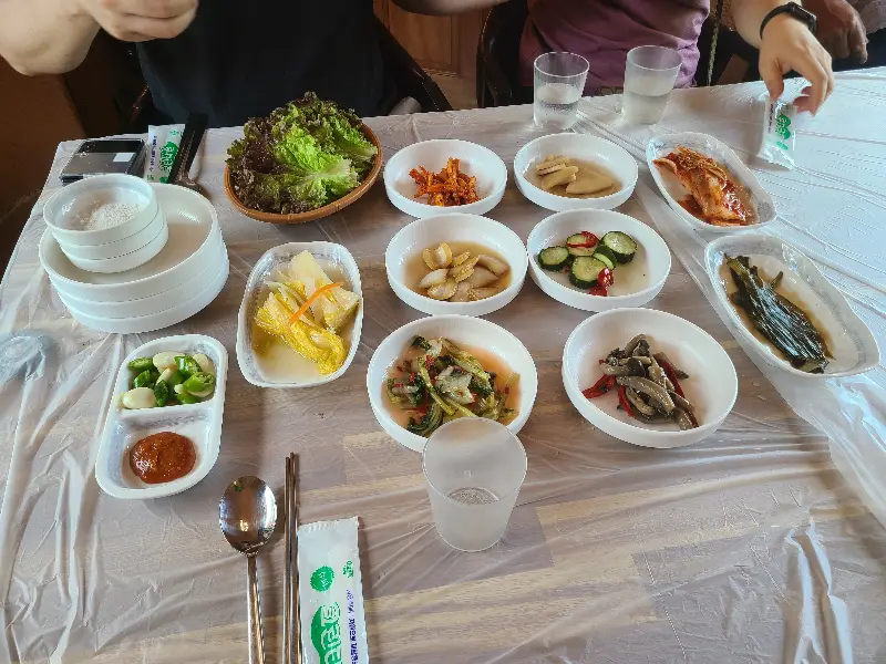 다채로운 밑반찬이 푸짐하게 차려진 테이블