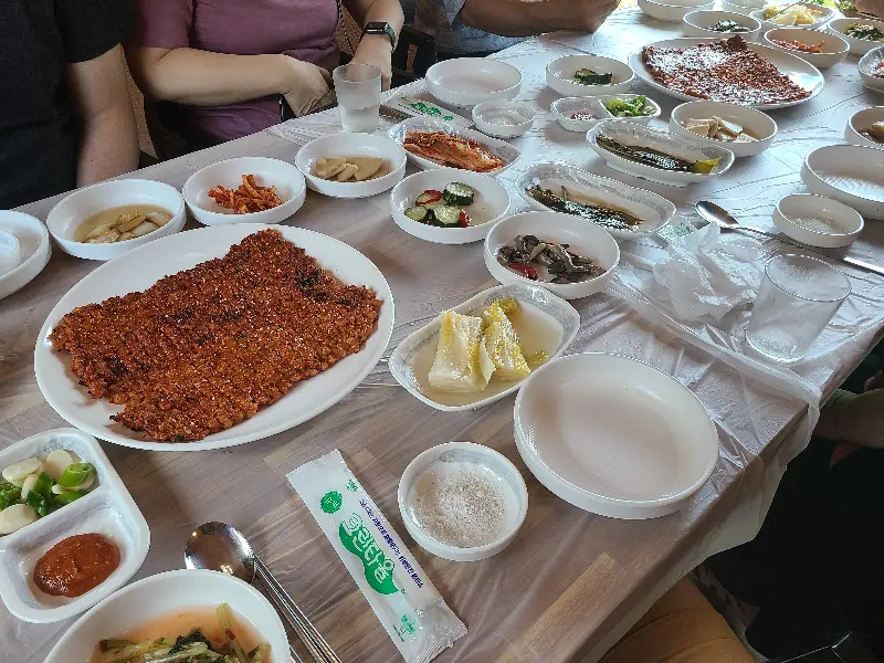 닭불고기와 다양한 밑반찬이 놓인 푸짐한 상차림