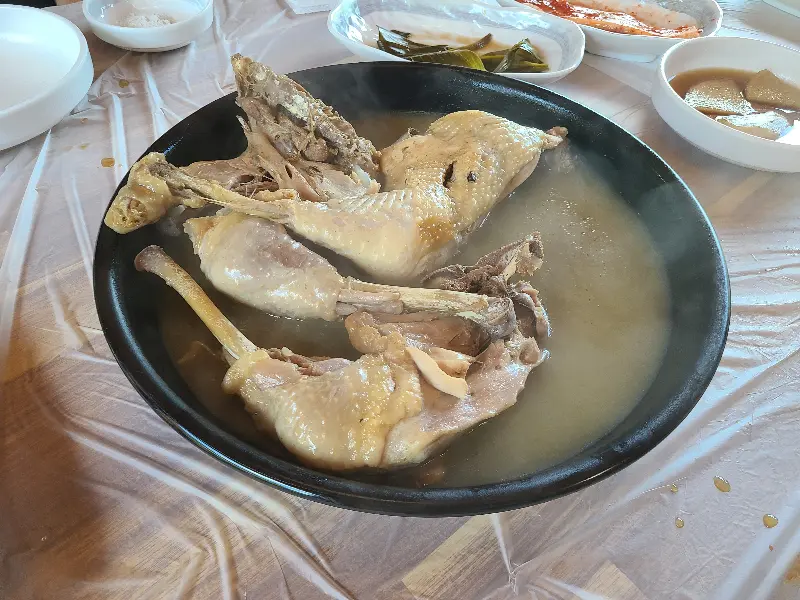 푸짐하게 담겨 나온 닭백숙