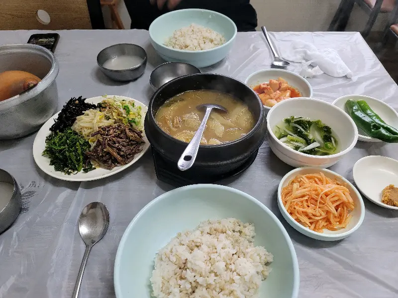 정갈하게 차려진 밑반찬