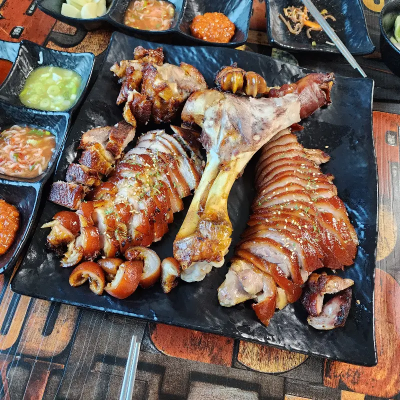 푸짐하게 차려진 족발 한 상 차림