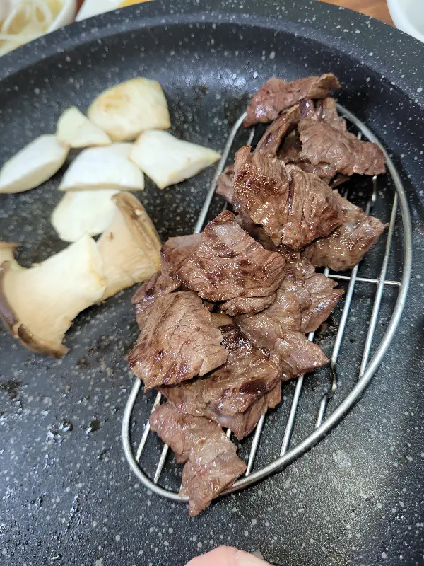 구워져 나오는 고기