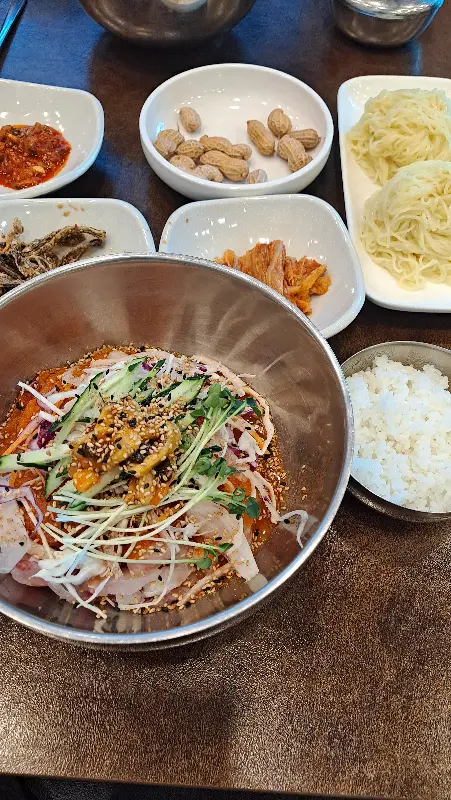 푸짐한 물회 한상차림