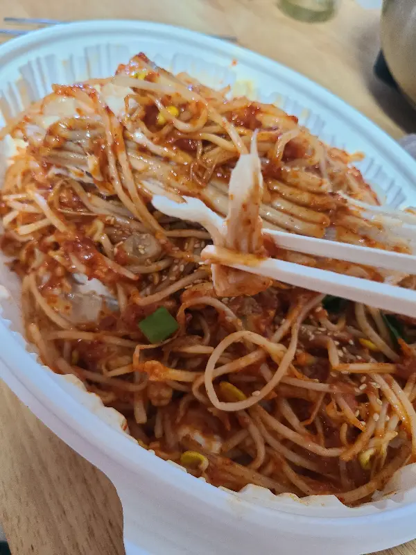 젓가락질을 멈출 수 없는 맛