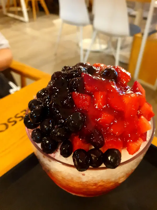블루베리와 딸기가 가득한 빙수
