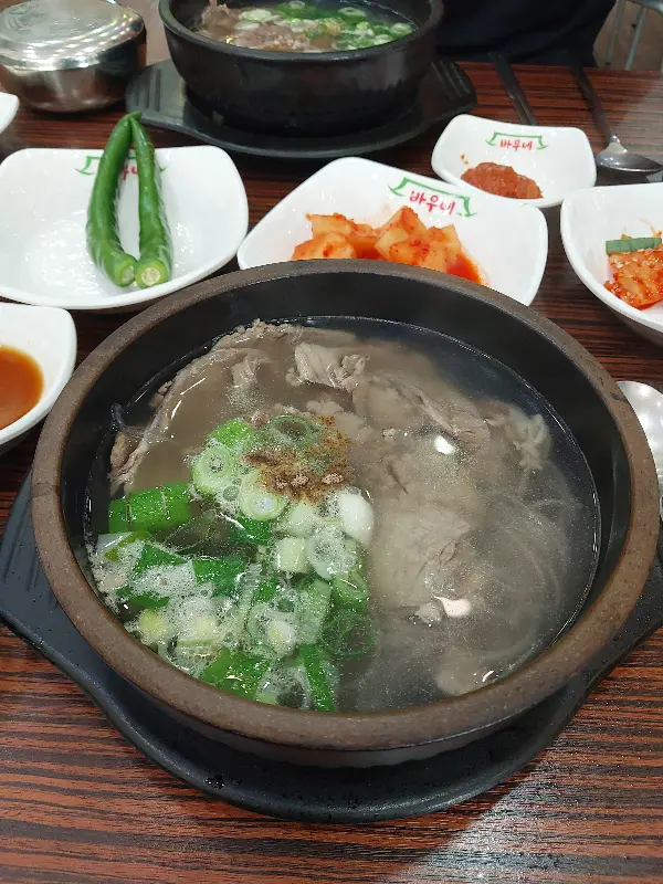 뚝배기에 담겨 나오는 곰탕