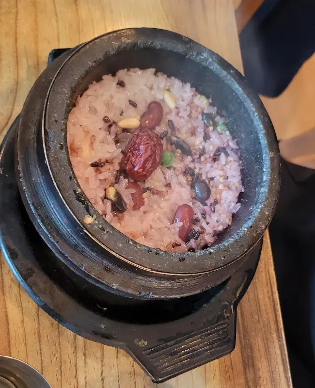 윤기가 흐르는 돌솥밥