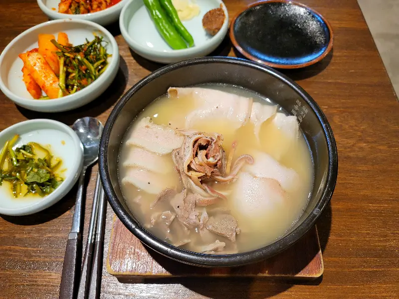 맑은 돼지국밥 한 상 차림