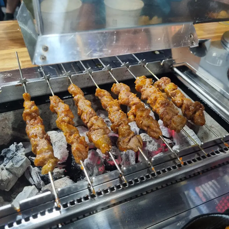 노릇하게 구워진 양념 양꼬치