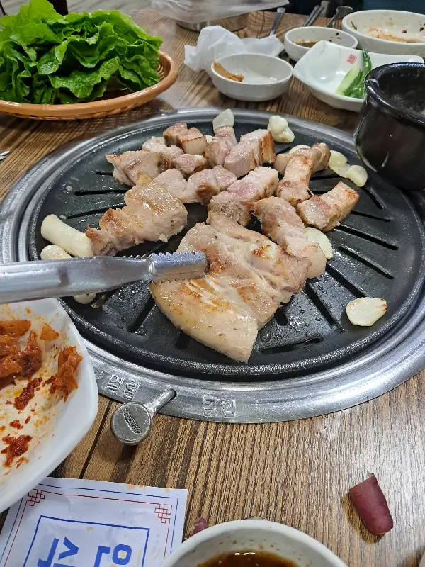 쌈 채소와 함께 즐기는 삼겹살