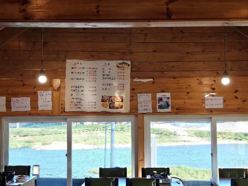 식당 내부에서 금강을 바라보는 모습