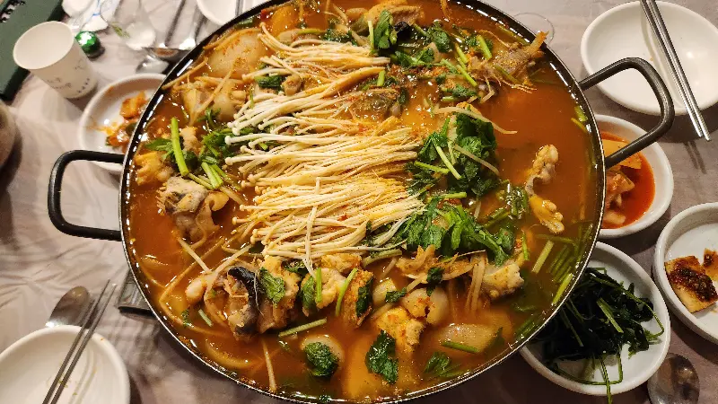 푸짐한 양을 자랑하는 아구 전골