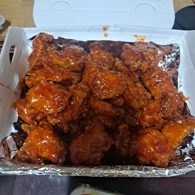 먹음직스러운 양념 치킨