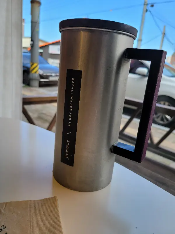 테이블에 놓인 물통