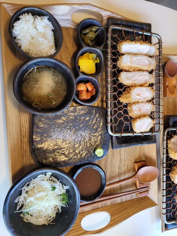 한 상 가득 차려진 돈까스 정식