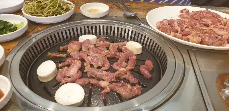 불판 가득 올려진 갈매기살