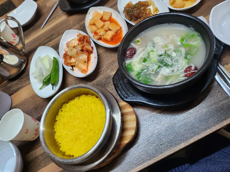 강황 돌솥밥과 곰탕의 조화