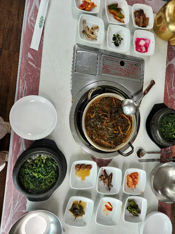 정갈하게 차려진 밑반찬들