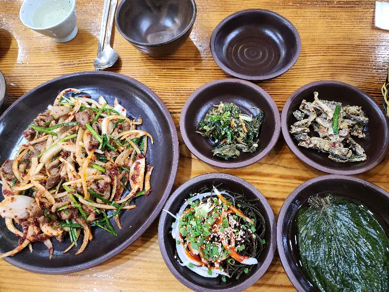 맛깔스러운 오리찜과 밑반찬