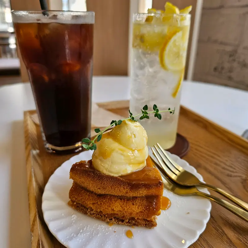 다양한 디저트가 준비된 쇼케이스