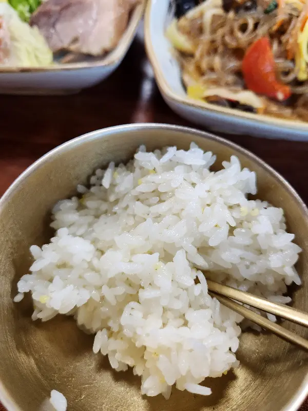 놋그릇에 담긴 밥