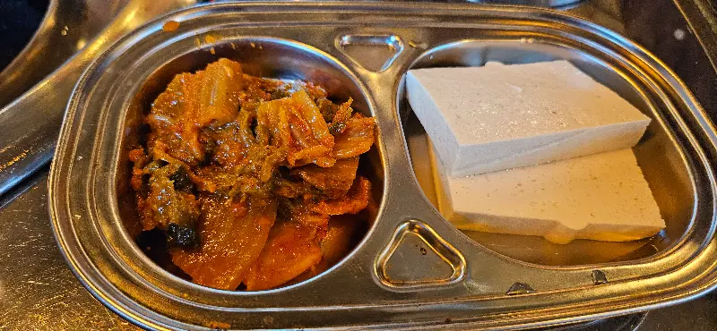 기본 반찬 김치와 두부