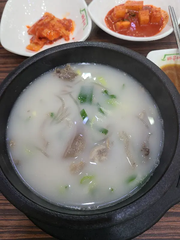 뽀얀 국물이 인상적인 곰탕 클로즈업