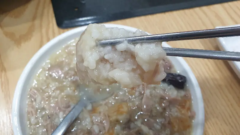 깔끔하고 넓은 홀