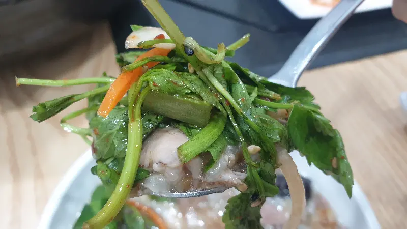 미나리를 곁들인 닭고기