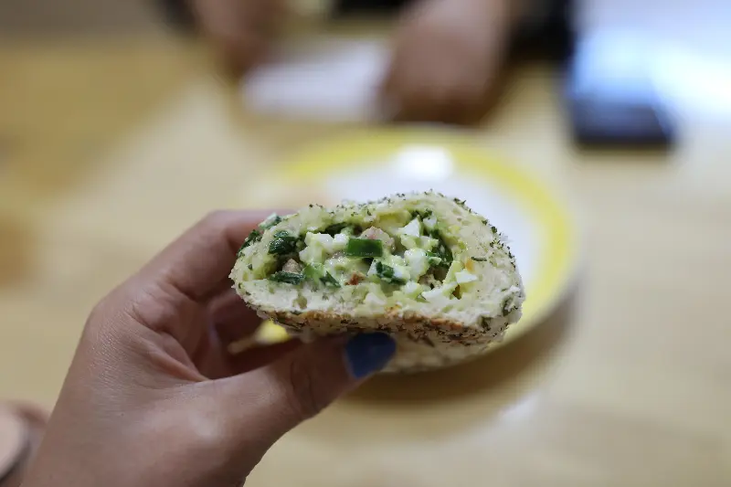 손으로 들고 있는 부추빵 단면