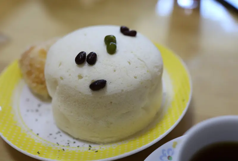 접시에 담긴 카스테라