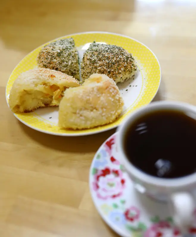 접시에 담긴 빵과 커피