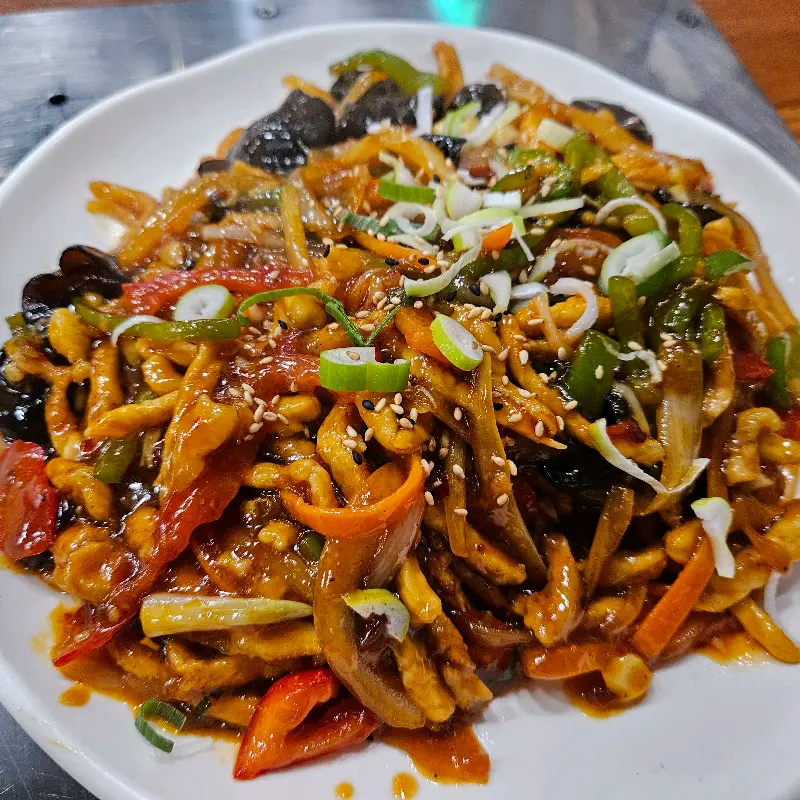 숯불 위에서 맛있게 익어가는 양꼬치