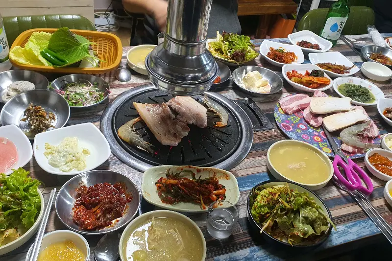 테이블 가득 채워진 다양한 종류의 밑반찬